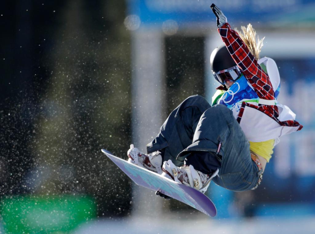 Hannah Teter of the USA compete in the women's snowboard halfpipe at the Vancouver 2010 Olympics in Vancouver, British Columbia, Thursday, Feb. 18, 2010. (AP Photo/Odd Andersen)