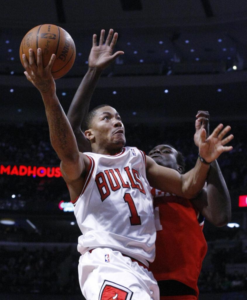 Derrick Rose of the Chicago Bulls drives past Samuel Dalembert of the Philadelphia 76ers during Chicago’s 122-90 victory.