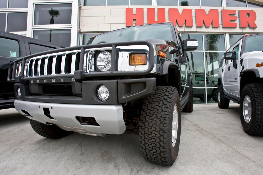 Hummers, like these at a dealership in Tustin, Calif., will no longer be built by General Motors, the company said Wednesday after a sale to a Chinese company fell through.