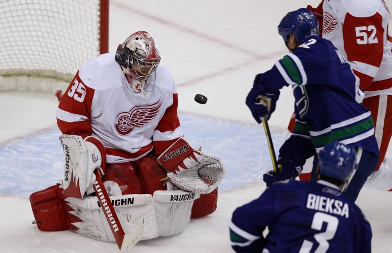 Former UMaine goalie Jimmy Howard has emerged as a front runner for the Calder Trophy as the NHL’s top rookie while fueling Detroit’s late-season push for a 19th consecutive playoff appearance.