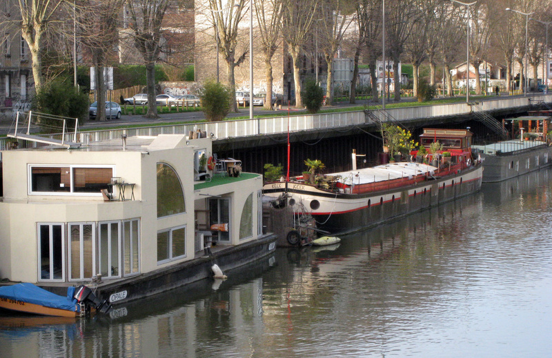 Houseboats along the Seine testify to the relaxed Parisian lifestyle. Travelers can arrange to rent a houseboat. ARTS TRAVEL EUROPE PARIS