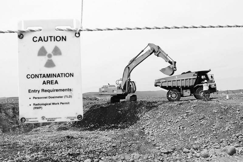 Workers remove waste in an area near two dormant nuclear reactors on the Hanford nuclear reservation, near Richland, Wash., in 2004. A recent Obama administration decision to withdraw licensing for a repository at Nevada’s Yucca mountain could mean the Hanford waste will remain there indefinitely.