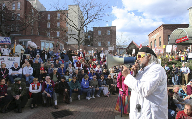 Gary Dunn of the Tea Party Express speaks to a crowd in Concord, N.H. on Tuesday.
