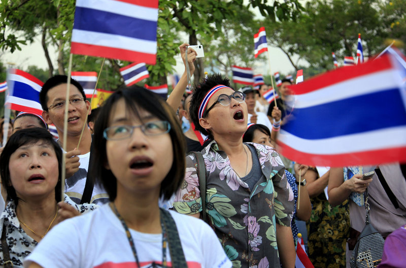 Pro-government supporters rally and sing songs on Saturday in Bangkok, to counter the action of the Red Shirts.