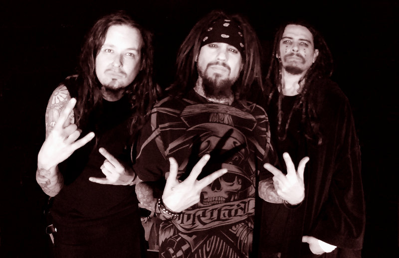 "Korn III: Remember Who You Are" captures the band's early days and sound. The group decided not to use all of the modern studio tools, aiming instead for "raw energy."