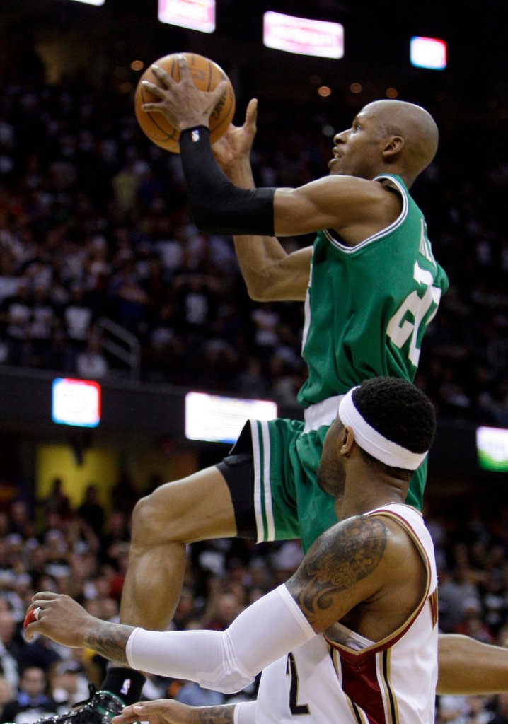Ray Allen drives to the basket past Cleveland’s Mo Williams during Game 2 of the Eastern Conference semifinals Monday. Allen scored 22 points in Boston’s 104-86 victory.