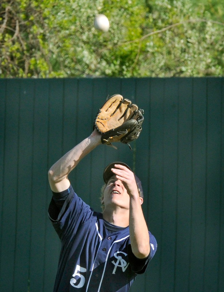 SMCC outfielder C.J. Giles shields his eyes and makes a catch Monday during his team’s 5-3 win over Penn State-Greater Allegheny.