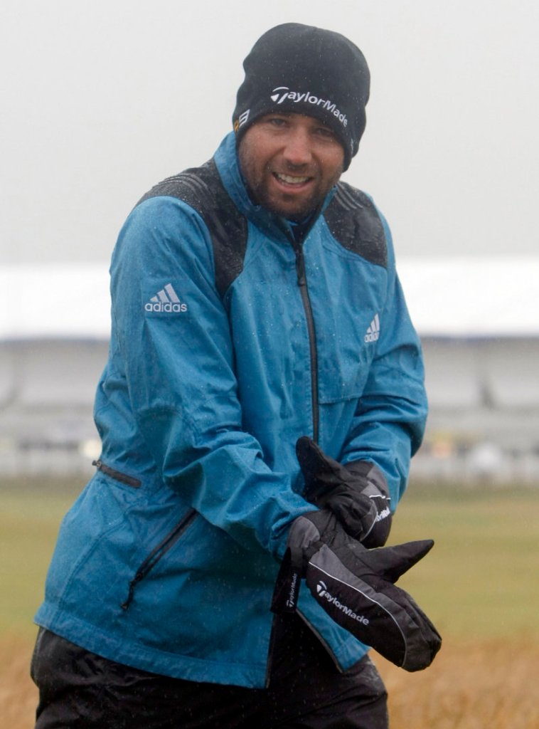 A fine day for golf ... if you're a Scotsman, that is. But pelting rains force Spain's Sergio Garcia to resort to mittens on his practice round.