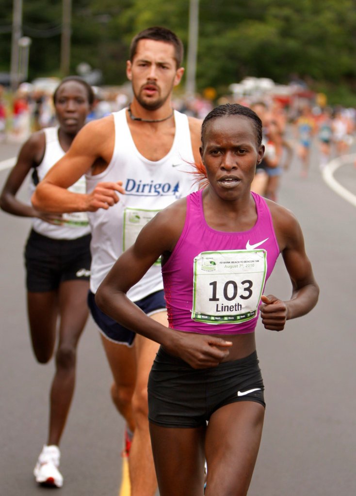 Kenya's Lineth Chepkurui set a new woman's course record Saturday with a time of 30 minutes, 59.4 seconds.