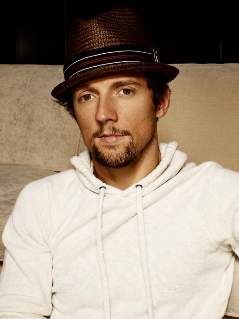 Jason Mraz likes outdoor concerts like the one he'll be headlining this weekend in Bangor as part of the Hollywood Slots Waterfront Concert Series.