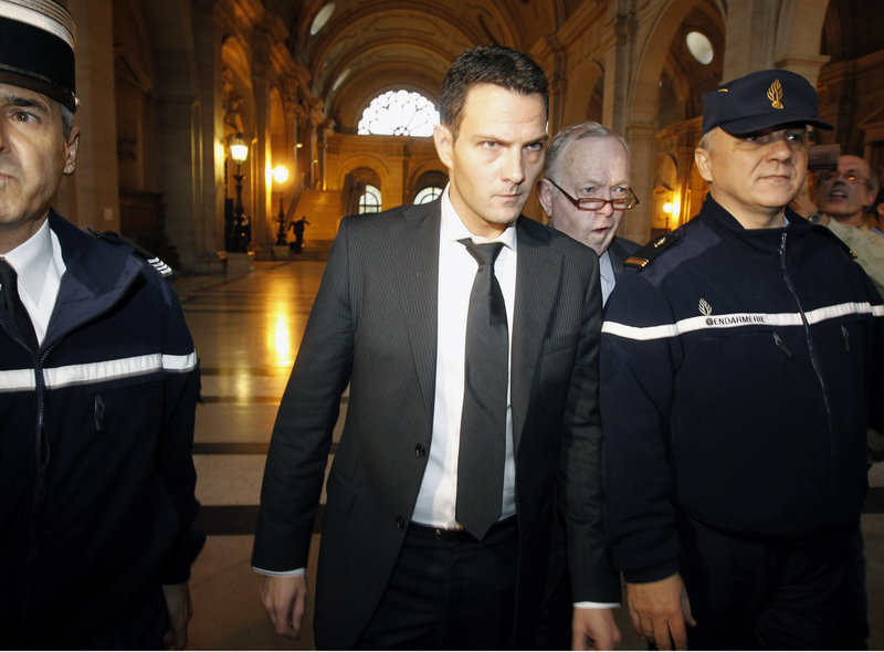 Jerome Kerviel, 33, center, accompanied by his lawyer, Olivier Metzner, arrives at the Paris courthouse on Tuesday.