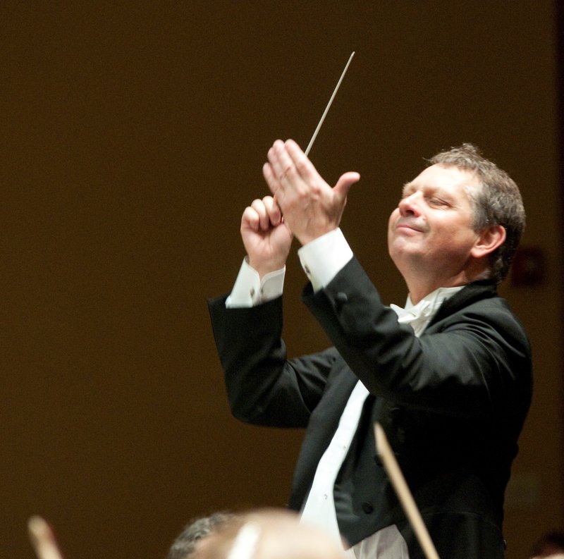 Music director Rohan Smith leads the Midcoast Symphony in its season-opening concerts.