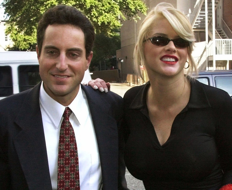 Anna Nicole Smith walks to the courthouse with her boyfriend and attorney, Howard K. Stern, in Houston in October 2000.