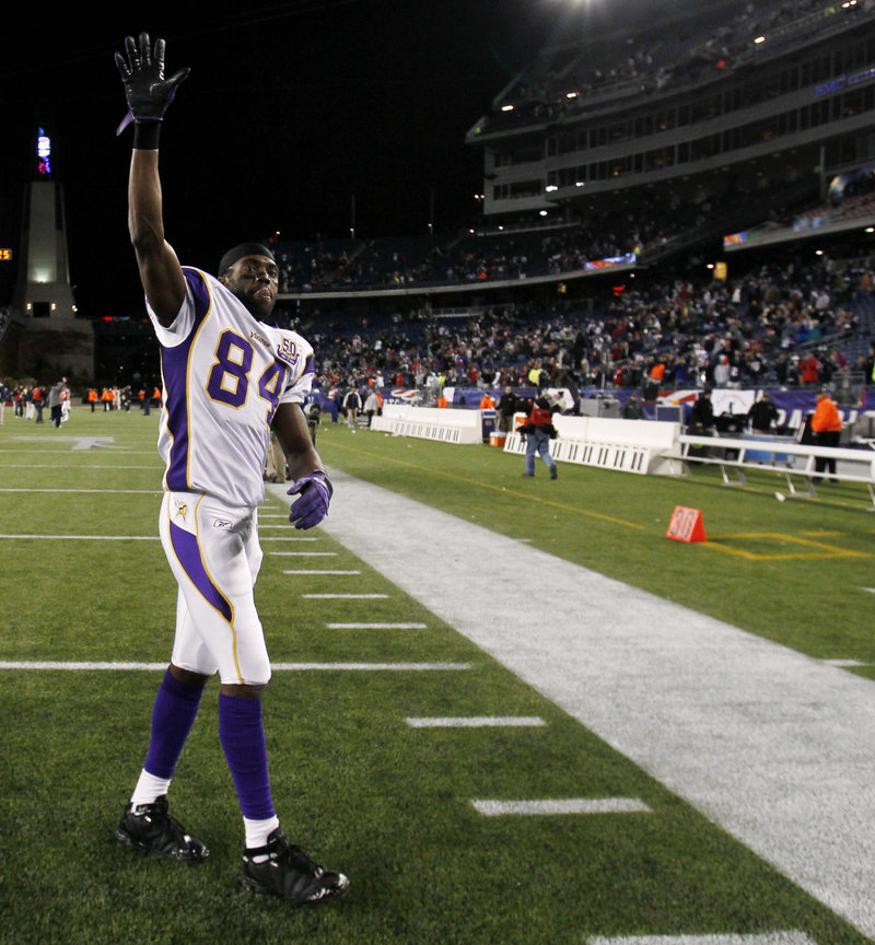 Randy Moss waves to fans at Gillette Stadium after the Patriots beat the Vikings 28-18. Moss spoke admiringly about the Pats on Sunday and was cut Monday by the Vikings.