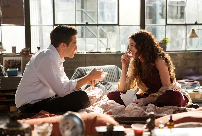 Jake Gyllenhaal and Anne Hathaway demonstrate great chemistry in “Love & Other Drugs,” a romantic comedy that finally does justice to the genre.