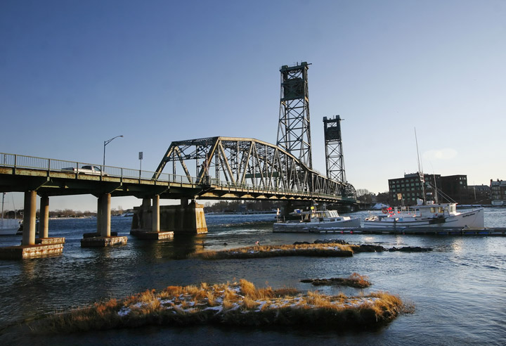 A January 2009 photo of the Memorial Bridge.