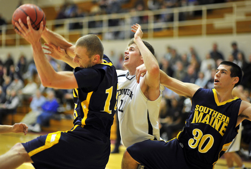 The rebounding gets a bit physical Tuesday night as USM’s Leif O’Connell, left, gets inside position on Bowdoin’s Will Hanley and teammate Mike Poulin. The Huskies won 70-68, snapping an 11-game losing streak against Bowdoin.