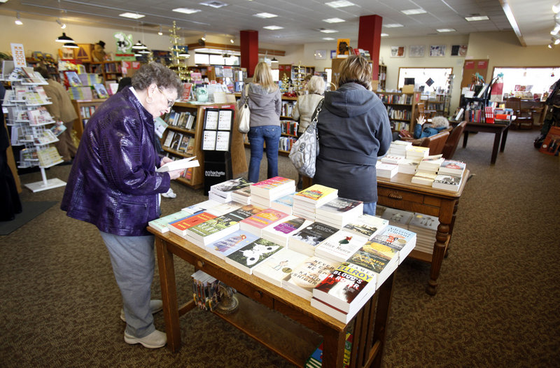 Industry analysts say paper copies of books still have mass appeal, but the competition posed by electronic readers and online book sales is still in the very early stages.