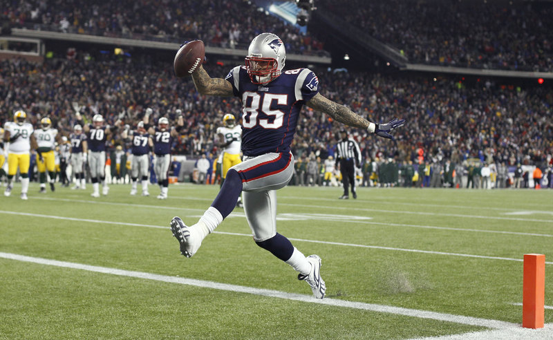 Tight end Aaron Hernandez strides into the end zone to score New England’s winning touchdown on a 6-yard pass from Tom Brady in the fourth quarter Sunday night in Foxborough, Mass.