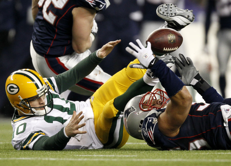 Packers QB Matt Flynn, far left, fumbles the ball after being sacked by Pats linebacker Tully Banta-Cain on the last play of the game Sunday in Foxborough, Mass.