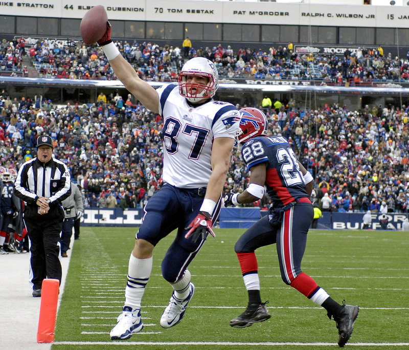 Tight end Rob Gronkowski beats Bills cornerback Leodis McKelvin for the first of his two 8-yard touchdown receptions from Tom Brady on Sunday in Orchard Park, N.Y. It was the Patriots’ seventh straight victory.