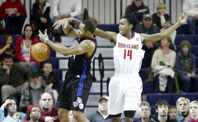 Jerry Smith of the Springfield Armor, left, and Jamar Smith of the Maine Red Claws look to control a loose ball Tuesday night during the Red Claws’ 114-103 victory at the Expo.
