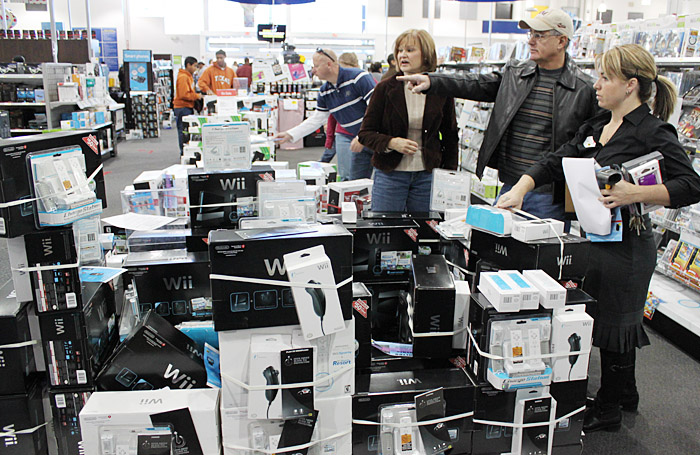 Shoppers at an electronics store in Albuquerque, N.M.