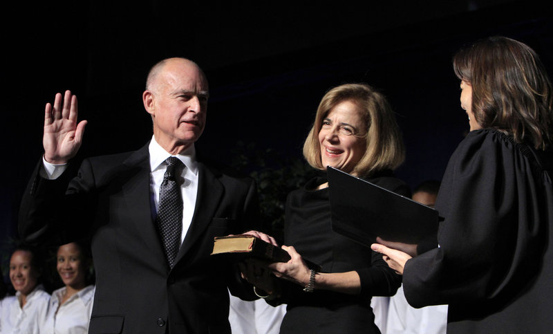 Jerry Brown is sworn in as the 39th governor of California by California Supreme Court Chief Justice Tani Cantil-Sakauye as his wife, Anne Gust Brown, center, looks on during ceremonies in Sacramento, Calif., on Monday.