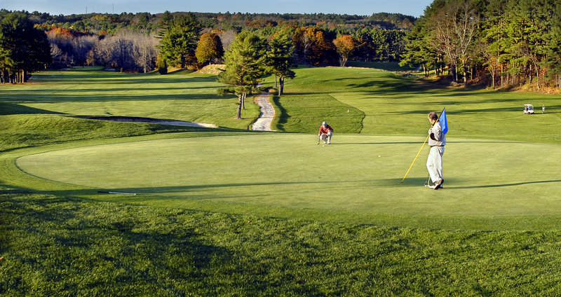 Don’t let this golf course pass into private hands, a reader says.