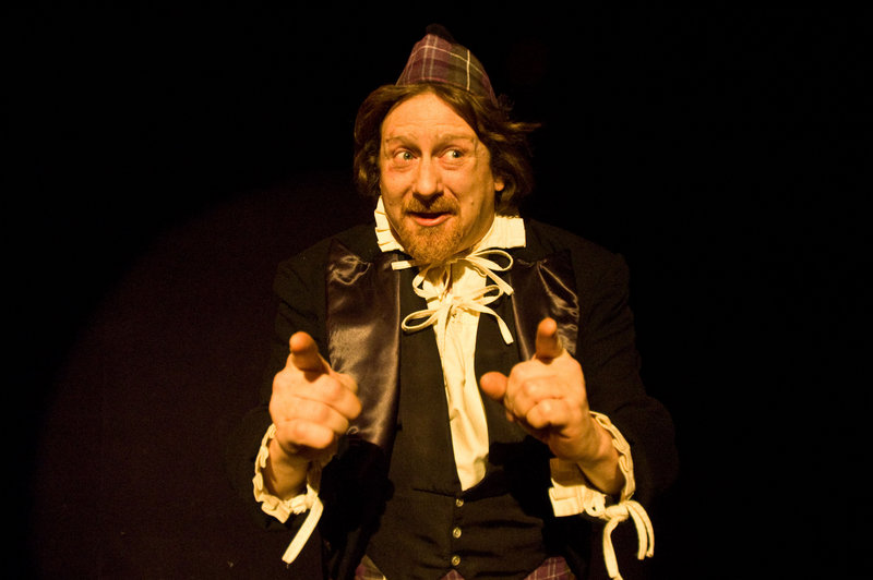 Mark Honan stars as the Scotsman Sir William Topaz McGonagall.