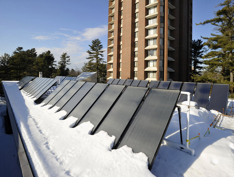 An array of solar units sits on the roof of Bowdoin College’s Thorne Dining Hall in 2014. 