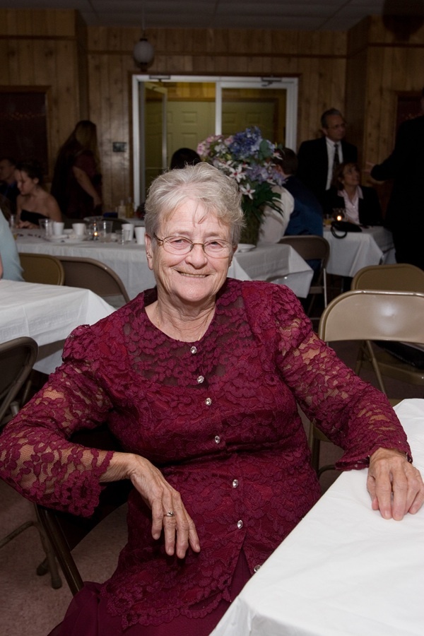 Elaine Cook, shown at her grandson’s wedding in Texas in 2006, juggled raising five children and running successful businesses.