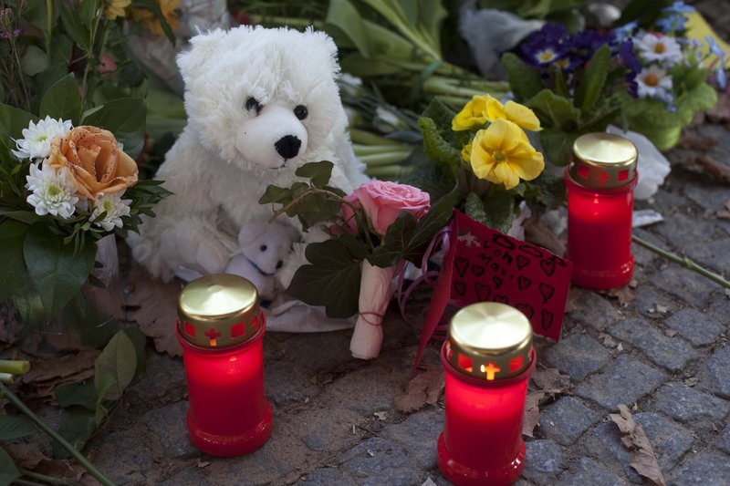 Stuffed Knuts, candles and flowers lay at the entrance of the Berlin Zoo to commemorate the late polar bear Knut on Sunday. The 4-year-old bear died Saturday in front of hundreds of visitors, taking keepers, animal experts and fans by surprise.