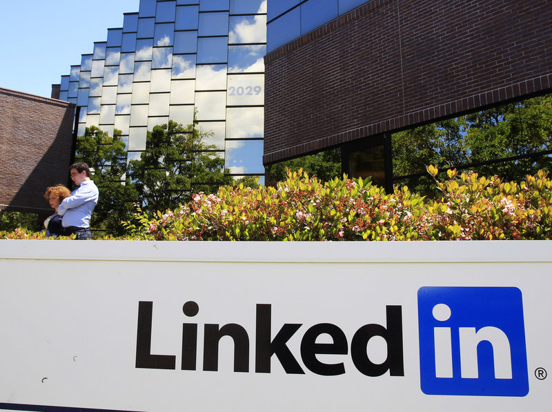 LinkedIn Corp., based in Mountain View, Calif., increased the price it's asking for shares of its initial public offering.