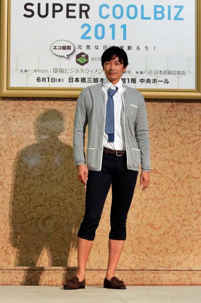 A model presents a casual office wear outfit featuring pedal pushers during a “Super Cool Biz” fashion show in Japan Wednesday.