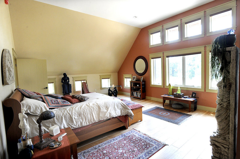 A wide wall of windows in Paradis’ master bedroom captures the sun’s heat.