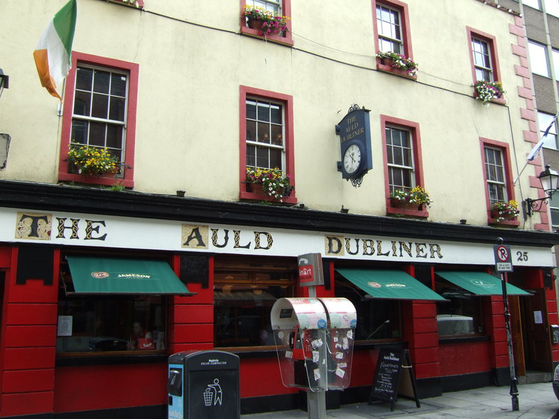 The Auld Dubliner pub offers live Irish music and Bailey’s cheesecake.