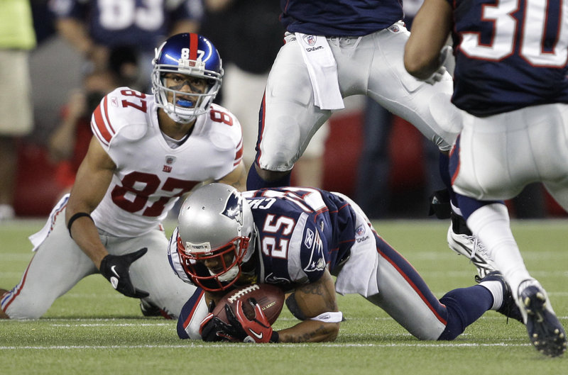 Patrick Chung of the Patriots recovers a fumble by Giants wide receiver Domenik Hixon, left, early in the first quarter, leading to New England’s first touchdown.