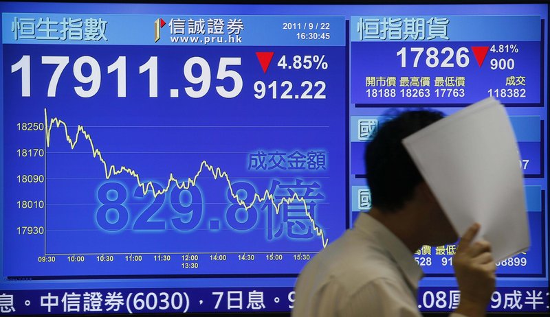 Fears of a global recession were evident in the closing numbers Thursday on Wall Street and Hong Kong. Hong Kong’s benchmark Hang Seng stock index, above, dove 4.9 percent to 17,911.95. At the New York Stock Exchange, below, the Dow fell 391.01 points.