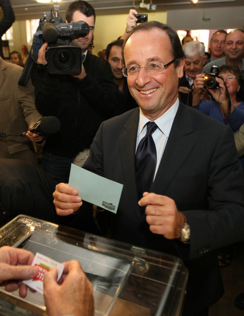 Francois Hollande votes in the second round of the party’s primary election.