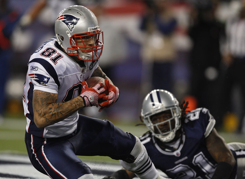 Patriots tight end Aaron Hernandez (81) catches a touchdown pass with 22 seconds left in the fourth quarter Sunday, lifting the Patriots to a win over Dallas in Foxborough, Mass.