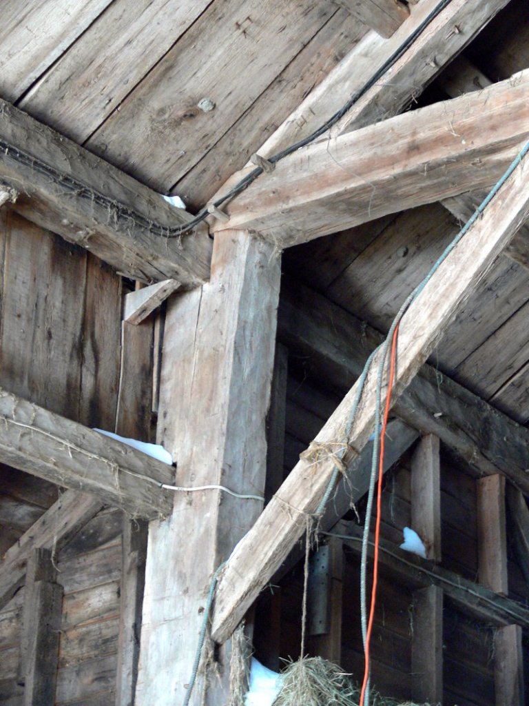 Early settlers brought the “English tying joint” to New England, as seen in this circa-1800 Windham barn.