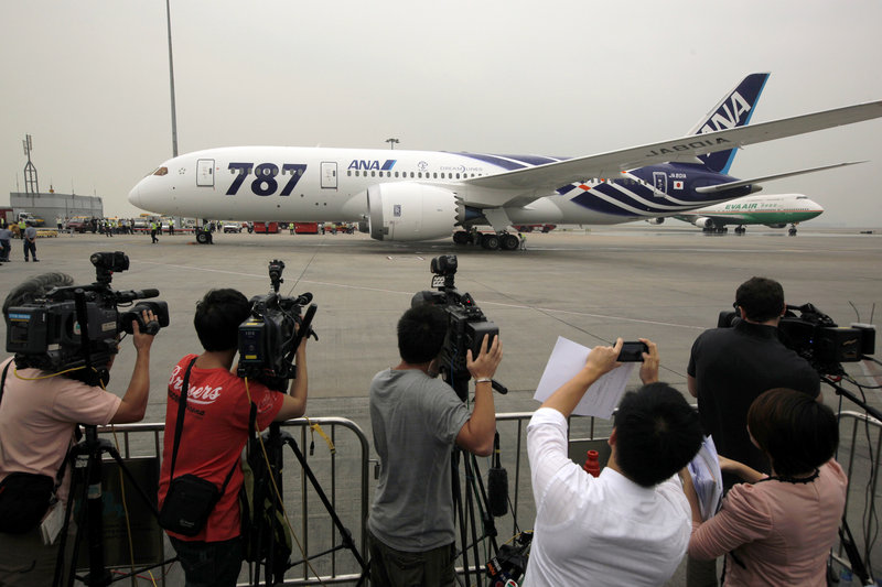 An All Nippon Airway Boeing 787 lands at Hong Kong International Airport on Wednesday after its inaugural commercial flight from Japan. The jet, nicknamed The Dreamliner by Boeing Corp., was packed with aviation reporters and enthusiasts.