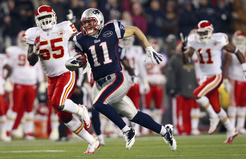 Julian Edelman returns a punt 72 yards for a touchdown Monday night in the Patriots’ 34-3 win over the Kansas City Chiefs at Gillette Stadium.