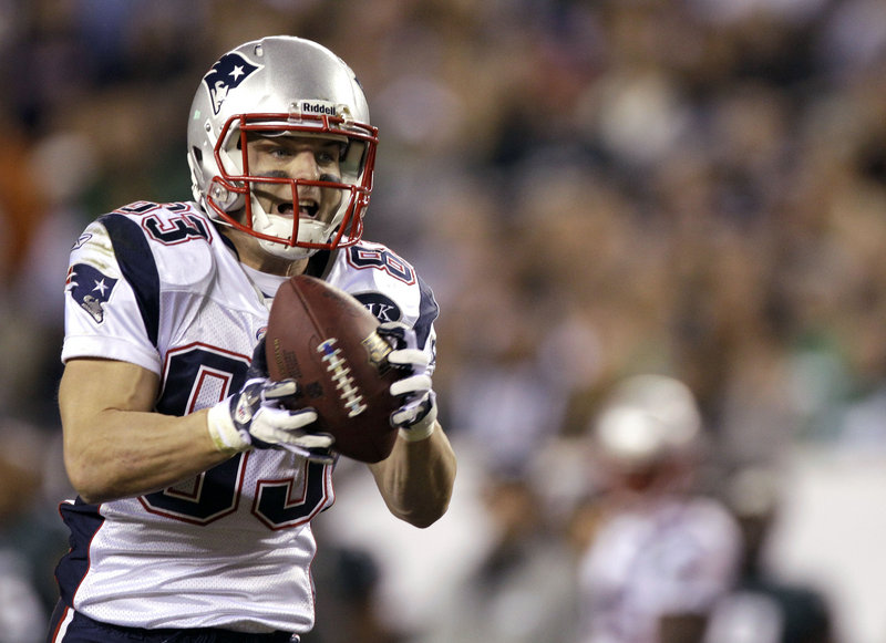 Wes Welker makes a 41-yard TD catch in the first half Sunday in the Patriots’ 38-20 win over the Eagles in Philadelphia. Welker also caught a 9-yard TD pass in the third quarter and finished with eight catches for 115 yards.