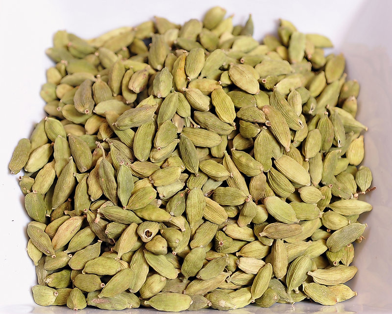 GREEN CARDAMOM – Used in India and the Middle East, the cardamom pod is the fruit of a tropical plant related to ginger. The Suydams describe its aroma as lemony and flowery, and its taste as fruity and bittersweet. It is a popular ingredient in Turkish or Arabic coffee, and in Scandinavian-style cakes and pastries.