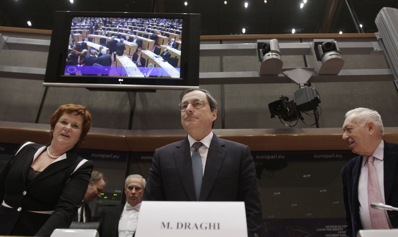 The European Central Bank, led by Mario Draghi, center, on Wednesday issued 489 billion euros in loans to banks to help them lend to businesses.