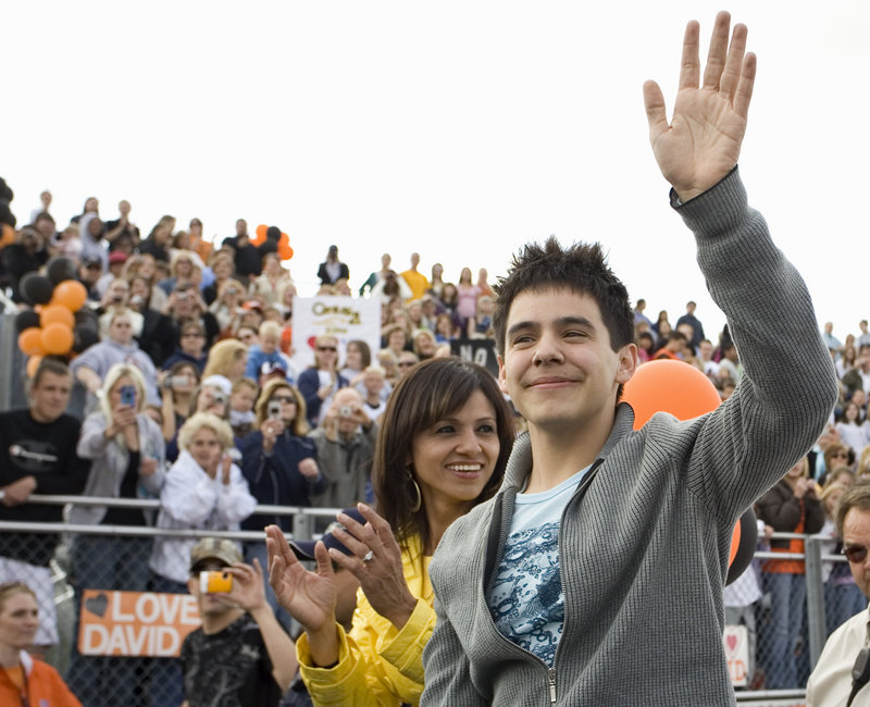 Former “American Idol” contestant David Archuleta and his mother, Lupe Archuleta, center, acknowledge fans in May 2008 at his high school in Murray, Utah.