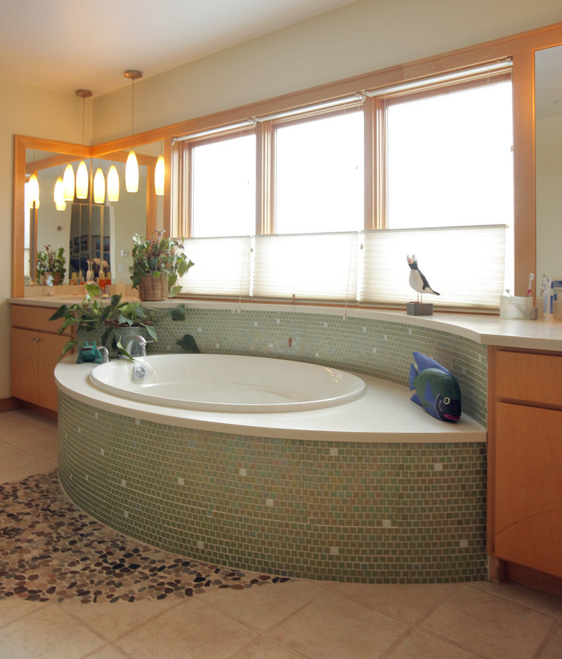 The wave theme is carried through the master bathroom with its curved tub.
