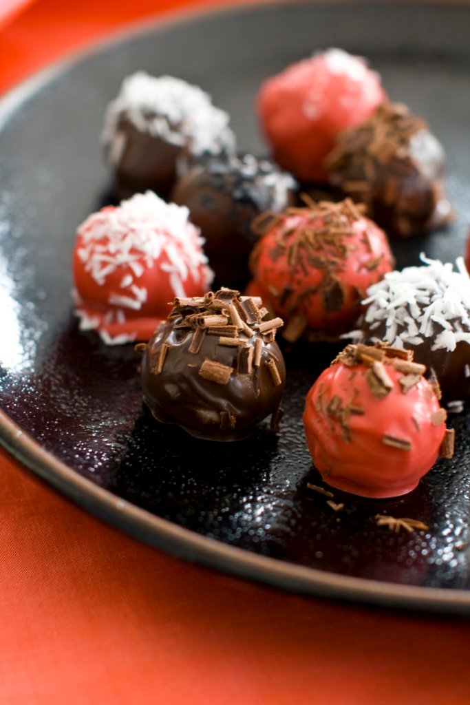 For a gourmet touch, these bonbons can be sprinkled with some flake sea salt, candy sprinkles, finely crushed nuts or coconut.